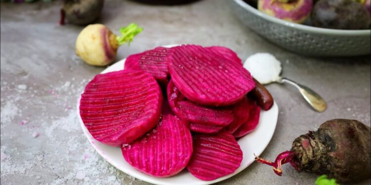 طريقة عمل مخلل اللفت السريع المقرمش باللون الوردي الجذاب