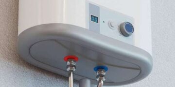 سخان الماء يسرب ماء